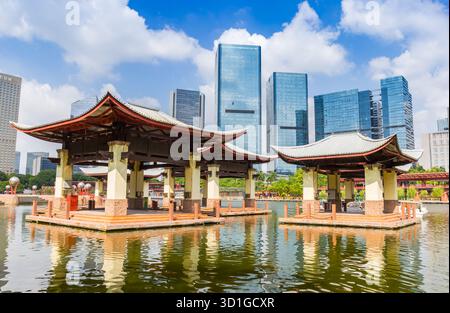Traditionelle chinesische Pavillons im Qiandong-See in Foshan, China Stockfoto