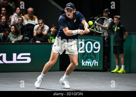 Nanterre, Frankreich. Oktober 2025. Valentin ROYER aus Frankreich während des zweiten Tages des Rolex Paris Masters 2025, ATP Masters 1000 Tennisturniers am 28. Oktober 2025 in der La Defense Arena in Nanterre bei Paris, Frankreich - Foto Matthieu Mirville/DPPI Credit: DPPI Media/Alamy Live News Stockfoto