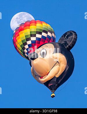 Mickey Mouse Disney Balloon steht mit dem Mond beim Festival in Albuquerque New Mexico - Heißluftballonfest Stockfoto