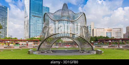 Panorama einer Metallfischskulptur im Qiandong Lake Park in Foshan, China Stockfoto