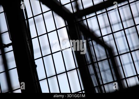 Die Fenster eines Industriegebäudes Stockfoto