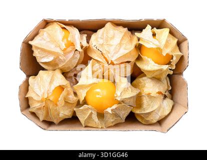Goldenbeeren, Erdkirschen in einem Obstkarton, von oben. Reife, frische Physalis peruviana, helle Orangenfrüchte, mit papierförmigen Schalen, auch poha genannt. Stockfoto