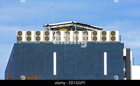 Klimaanlage auf dem modernen Gebäude Stockfoto