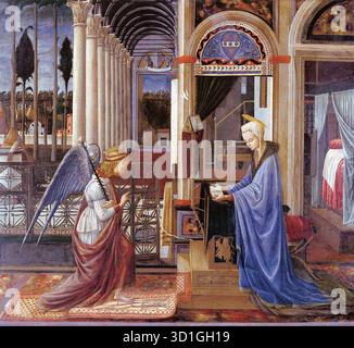 CARNEVALE, Fra (* ca. 1425, Urbino, d. 1484, Urbino) die Verkündigung 1445-50 Tempera und Gold auf Holz, 70 x 78 cm Alte Pinakothek, München dieses Gemälde hat eine Vielzahl bekannter Symbole der Jungfrau, die an das Leben eines Patriziers Florentiner erinnern. Die Verkündigung wird in einem offenen Gericht vor dem Haus der Jungfrau gezeigt. Ihr Schlafzimmer, das luxuriös mit Hermelinbehängen, Vorhängen und einem kleinen, offenen Schrank dekoriert ist, ist durch eine Marmortür rechts zu sehen. Hinter der Jungfrau wurde ein grüner Vorhang zurückgezogen, um den Blick durch eine weitere Tür in einen Speisesaal zu ermöglichen, wo eine Tafel ist Stockfoto
