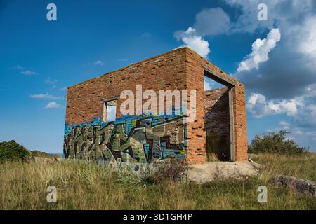 Verlassene Küstenstruktur aus sowjetischer Zeit mit Graffiti an der Neeme-Küste Stockfoto