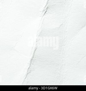 Strukturierte Nahaufnahme von zerknittertem weißem Papier mit sichtbaren Falten und Falten. Stockfoto