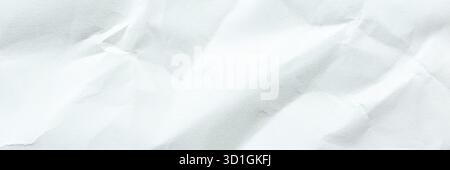 Zerknitterte weiße Papierstruktur mit Falten und Falten für Hintergrund oder Design. Stockfoto
