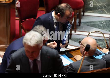 Paris, Frankreich. Oktober 2025. Der französische Premierminister Sebastien Lecornu und der französische Wirtschaftsminister Roland Lescure waren hier während einer Sitzung mit Anfragen an die Regierung in der französischen Nationalversammlung am 28. Oktober 2025 in Paris. Foto: Henri Szwarc/ABACAPRESS.COM Credit: Abaca Press/Alamy Live News Stockfoto