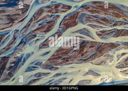 Abstrakte Luftaufnahme von Flüssen, die aus isländischen Gletschern hervorgehen. Mutter Natur hat atemberaubende Kunstwerke in Island geschaffen. H Stockfoto