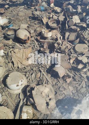 Scheren, Schmuckstücke, wertvolle Gegenstände und Utensilien, die buchstäblich in den Boden der Kanada-Kaserne von Auschwitz-Birkenau eingebettet sind – heute unter Glas aufbewahrt. Stockfoto