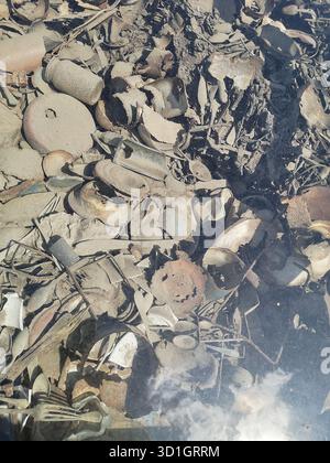 Scheren, Schmuckstücke, wertvolle Gegenstände und Utensilien, die buchstäblich in den Boden der Kanada-Kaserne von Auschwitz-Birkenau eingebettet sind – heute unter Glas aufbewahrt. Stockfoto