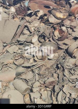 Scheren, Schmuckstücke, wertvolle Gegenstände und Utensilien, die buchstäblich in den Boden der Kanada-Kaserne von Auschwitz-Birkenau eingebettet sind – heute unter Glas aufbewahrt. Stockfoto