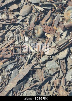 Scheren, Schmuckstücke, wertvolle Gegenstände und Utensilien, die buchstäblich in den Boden der Kanada-Kaserne von Auschwitz-Birkenau eingebettet sind – heute unter Glas aufbewahrt. Stockfoto