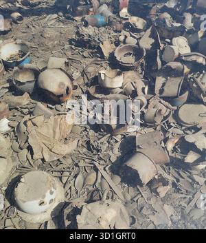 Scheren, Schmuckstücke, wertvolle Gegenstände und Utensilien, die buchstäblich in den Boden der Kanada-Kaserne von Auschwitz-Birkenau eingebettet sind – heute unter Glas aufbewahrt. Stockfoto