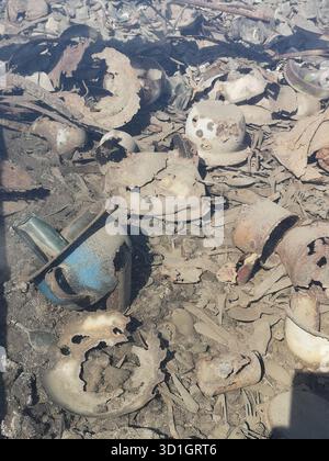 Scheren, Schmuckstücke, wertvolle Gegenstände und Utensilien, die buchstäblich in den Boden der Kanada-Kaserne von Auschwitz-Birkenau eingebettet sind – heute unter Glas aufbewahrt. Stockfoto