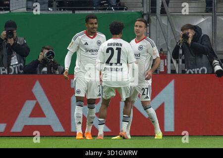 Ansgar Knauff (Eintracht Frankfurt #7) erzielte das Tor / den Treffer zum 1:0 und feiert mit Nathaniel Brown (Eintracht Frankfurt #21) & Mario Götze (Eintracht Frankfurt #27), Eintracht Frankfurt - Borussia Dortmund, Frankfurt, Deutsche Bank Park, 28.10.2025 Credit: BEAUTIFUL SPORTS Pressefotoagentur/Alamy Live News Stockfoto