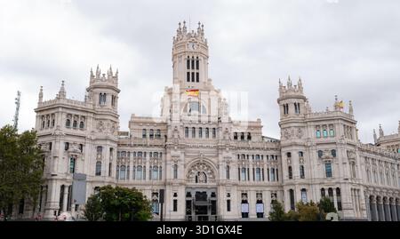Panoramablick auf das Rathaus von Madrid an einem bewölkten Tag. Stockfoto