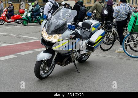 BMW-Motorrad der deutschen Polizei parkte an der Ecke Theresienstasse/Arcisstraße in München Stockfoto