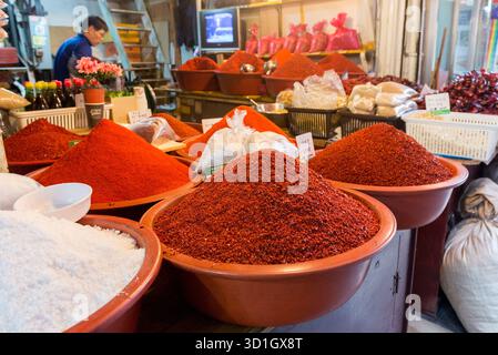 Seoul, Gyeonggi, Südkorea. 31. März 2015: Verschiedene Gewürze werden auf einem geschäftigen Myeong-dong-Straßenmarkt in Seoul, Südkorea, ausgestellt. Stockfoto
