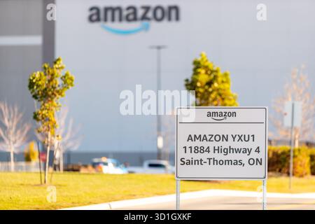 St. Thomas, Kanada - 28. Oktober 2025. Ein Versandzentrum von Amazon im Südwesten von Ontario am selben Tag kündigte das Unternehmen 14.000 Entlassungen von Personal in Nordamerika und Europa an. Einige Mitarbeiter spekulieren, dass die tatsächlichen Entlassungen näher an 30.000 liegen werden, da der Online-Einzelhandel in KI investiert. Mark Spowart/Alamy Live News. Stockfoto