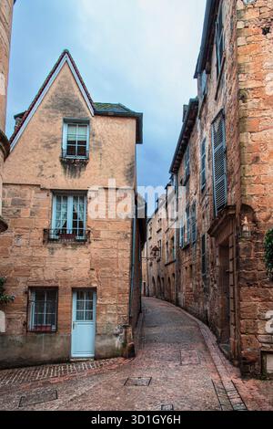Stadtzentrum von Sarlat in Frankreich mit seinen alten Steinhäusern Stockfoto