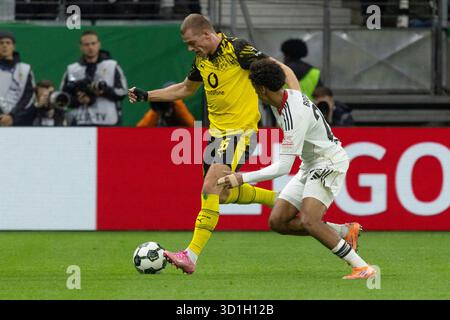 Julian Ryerson (Dortmund 26) im Kampf um den Ball mit Nathaniel Brown (Eintracht Frankfurt #21), Eintracht Frankfurt - Borussia Dortmund, Frankfurt, Deutsche Bank Park, 28.10.2025 Credit: BEAUTIFUL SPORTS Pressefotoagentur/Alamy Live News Stockfoto