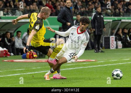 Nathaniel Brown (Eintracht Frankfurt #21) im zweikampf u mden Ball mit Julian Ryerson (Dortmund 26) , Eintracht Frankfurt - Borussia Dortmund, Frankfurt, Deutsche Bank Park, 28.10.2025 Credit: BEAUTIFUL SPORTS Pressefotoagentur/Alamy Live News Stockfoto