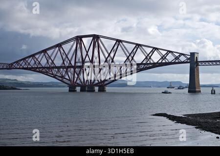 Teil der Forth Eisenbahnbrücke, vom John Muir Way in der Nähe des Hafens in South Queensferry, West Lothian, Schottland. Stockfoto