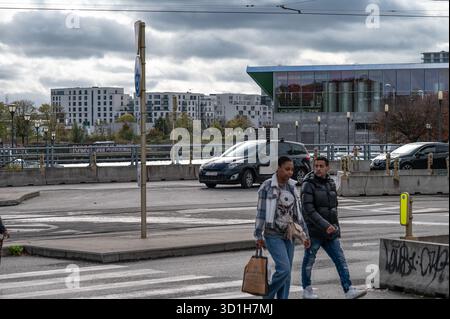 Fußgänger am Pont de Cureghem oder Kuregembrug in Anderlecht, Region Brüssel-Hauptstadt, Belgien 24. OKT 2025 Stockfoto