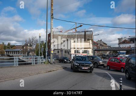 Stark frequentierter Verkehr an der Cureghem-Brücke in Anderlecht, Brüssel-Hauptstadt-Region, Belgien 24. OKT 2025 Stockfoto