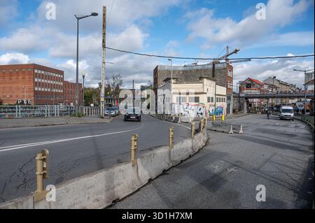 Stark frequentierter Verkehr an der Cureghem-Brücke in Anderlecht, Brüssel-Hauptstadt-Region, Belgien 24. OKT 2025 Stockfoto