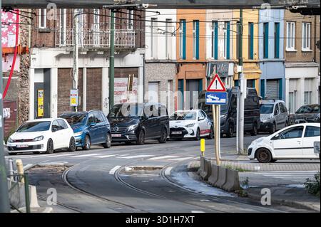 Stark frequentierter Verkehr an der Cureghem-Brücke in Anderlecht, Brüssel-Hauptstadt-Region, Belgien 24. OKT 2025 Stockfoto