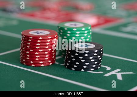 GLÜCKSSPIEL, GENERISCHER ROULETTE-TISCH, CHIPS, ALLES AUF SCHWARZ: Ein klassischer Roulette-Tisch von Spieler POV in einem Live-Casino. Alles auf Schwarz. Stockfoto