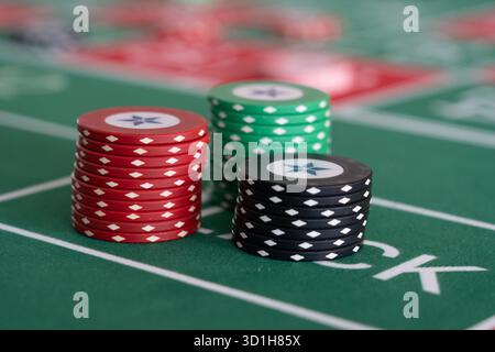 GLÜCKSSPIEL, GENERISCHER ROULETTE-TISCH, CHIPS, ALLES AUF SCHWARZ: Ein klassischer Roulette-Tisch von Spieler POV in einem Live-Casino. Alles auf Schwarz. Stockfoto