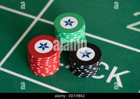 GLÜCKSSPIEL, GENERISCHER ROULETTE-TISCH, CHIPS, ALLES AUF SCHWARZ: Ein klassischer Roulette-Tisch von Spieler POV in einem Live-Casino. Alles auf Schwarz. Stockfoto