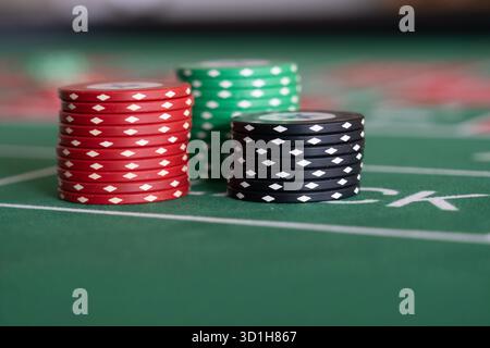 GLÜCKSSPIEL, GENERISCHER ROULETTE-TISCH, CHIPS, ALLES AUF SCHWARZ: Ein klassischer Roulette-Tisch von Spieler POV in einem Live-Casino. Alles auf Schwarz. Stockfoto