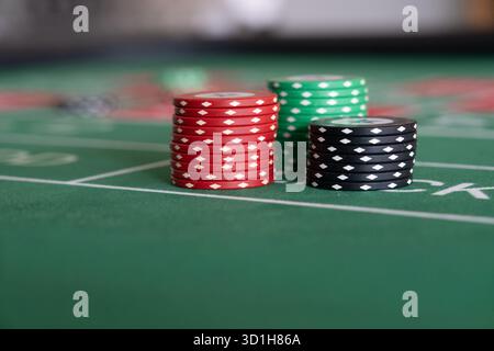 GLÜCKSSPIEL, GENERISCHER ROULETTE-TISCH, CHIPS, ALLES AUF SCHWARZ: Ein klassischer Roulette-Tisch von Spieler POV in einem Live-Casino. Alles auf Schwarz. Stockfoto