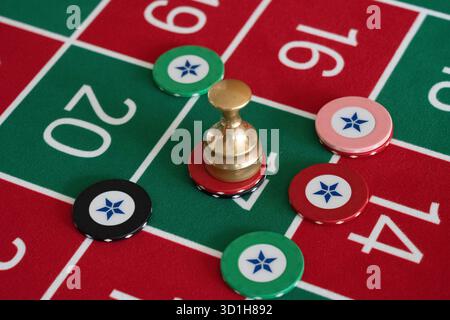 GLÜCKSSPIEL, GENERISCHER ROULETTE-TISCH, CHIPS, STRATEGIE, GEWINNEN, DOLLY: ein klassischer Roulette-Tisch von Spieler POV mit Chips, die in einer gängigen Wettstrategie in einem Live-Casino mit dem Dolly oder Marker einen Gewinn zeigen. Stockfoto