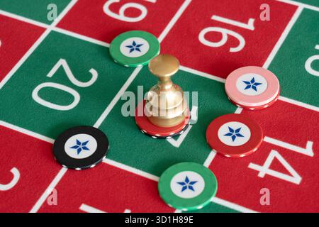 GLÜCKSSPIEL, GENERISCHER ROULETTE-TISCH, CHIPS, STRATEGIE, GEWINNEN, DOLLY: ein klassischer Roulette-Tisch von Spieler POV mit Chips, die in einer gängigen Wettstrategie in einem Live-Casino mit dem Dolly oder Marker einen Gewinn zeigen. Stockfoto
