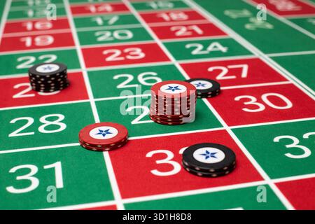 GLÜCKSSPIEL, GENERISCHER ROULETTE-TISCH, CHIPS, STRATEGIE: Ein klassischer Roulette-Tisch von Spieler POV mit Chips, die in einer gemeinsamen Wettstrategie in einem Live-Casino angeordnet sind. Stockfoto
