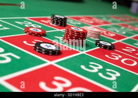 GLÜCKSSPIEL, GENERISCHER ROULETTE-TISCH, CHIPS, STRATEGIE: Ein klassischer Roulette-Tisch von Spieler POV mit Chips, die in einer gemeinsamen Wettstrategie in einem Live-Casino angeordnet sind. Stockfoto
