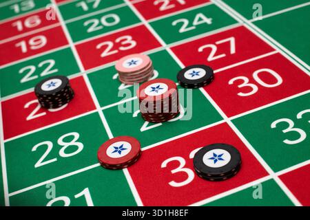 GLÜCKSSPIEL, GENERISCHER ROULETTE-TISCH, CHIPS, STRATEGIE: Ein klassischer Roulette-Tisch von Spieler POV mit Chips, die in einer gemeinsamen Wettstrategie in einem Live-Casino angeordnet sind. Stockfoto
