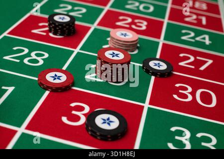 GLÜCKSSPIEL, GENERISCHER ROULETTE-TISCH, CHIPS, STRATEGIE: Ein klassischer Roulette-Tisch von Spieler POV mit Chips, die in einer gemeinsamen Wettstrategie in einem Live-Casino angeordnet sind. Stockfoto