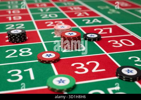 GLÜCKSSPIEL, GENERISCHER ROULETTE-TISCH, CHIPS, STRATEGIE: Ein klassischer Roulette-Tisch von Spieler POV mit Chips, die in einer gemeinsamen Wettstrategie in einem Live-Casino angeordnet sind. Stockfoto