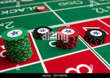 GLÜCKSSPIEL, GENERISCHER ROULETTE-TISCH, CHIPS, STRATEGIE: Ein klassischer Roulette-Tisch von Spieler POV mit Chips, die in einer gemeinsamen Wettstrategie in einem Live-Casino angeordnet sind. Stockfoto