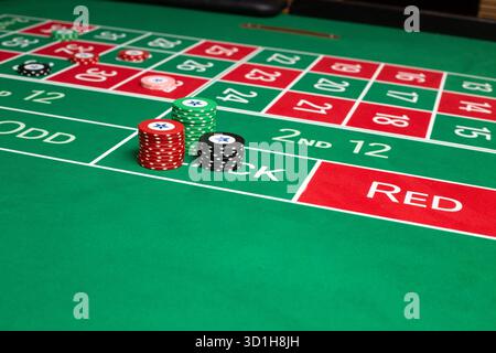 GLÜCKSSPIEL, GENERISCHER ROULETTE-TISCH, CHIPS, ALLES AUF SCHWARZ: Ein klassischer Roulette-Tisch von Spieler POV in einem Live-Casino. Alles auf Schwarz. Stockfoto