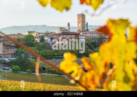 Herbstberge und historisches Dorf auf einem Hügel in Langhe, Piemont, Italien. Malerische Weinregion, UNESCO-Landschaft, Reise- und Landwirtschaftsziel in Stockfoto