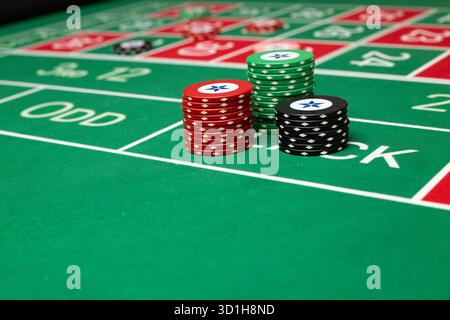 GLÜCKSSPIEL, GENERISCHER ROULETTE-TISCH, CHIPS, ALLES AUF SCHWARZ: Ein klassischer Roulette-Tisch von Spieler POV in einem Live-Casino. Alles auf Schwarz. Stockfoto
