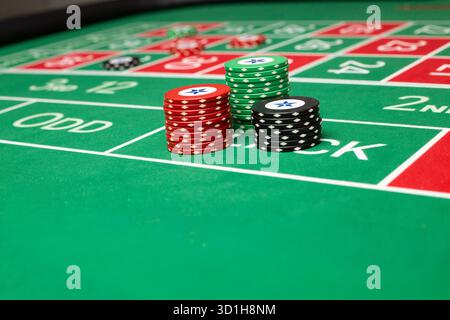 GLÜCKSSPIEL, GENERISCHER ROULETTE-TISCH, CHIPS, ALLES AUF SCHWARZ: Ein klassischer Roulette-Tisch von Spieler POV in einem Live-Casino. Alles auf Schwarz. Stockfoto