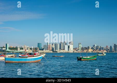 LUANDA, ANGOLA - 29. APRIL 2025: Skyline von Luanda marginal mit Fischerbooten im Vordergrund Stockfoto